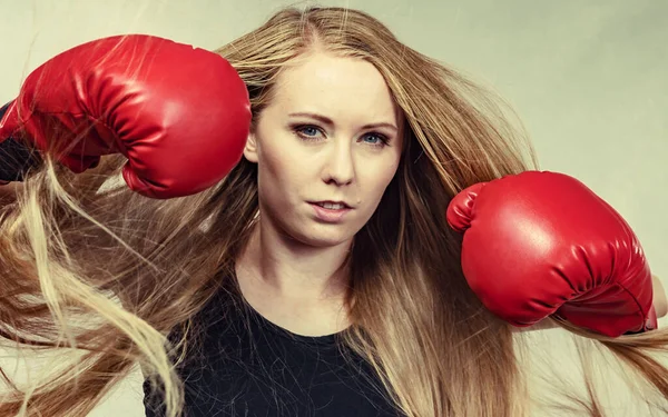 Flicka i röda handskar spelar sport boxning — Stockfoto