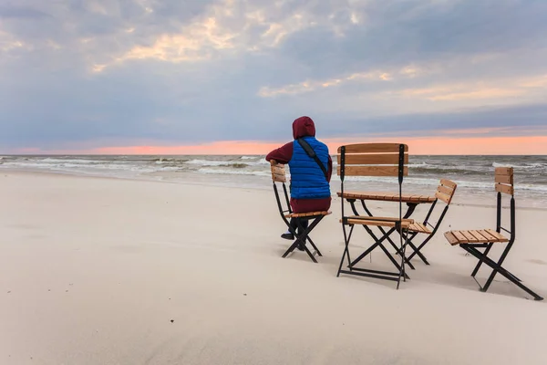 Woman sitting on beach relaxing — Stock Photo, Image