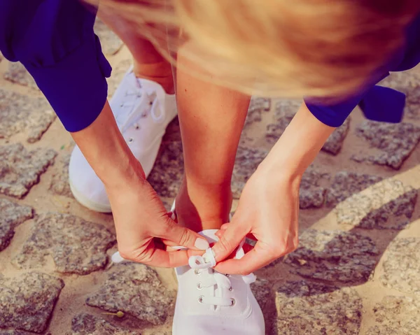 白いトレンディーなスニーカーを身に着けている女性のクローズアップ 快適な履物 春のための靴 — ストック写真
