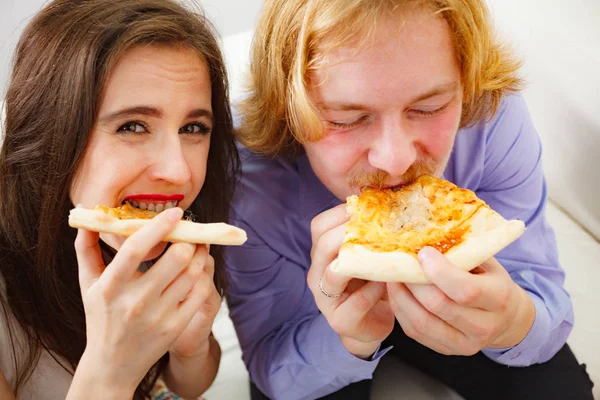 Lustiges Paar isst Pizza — Stockfoto