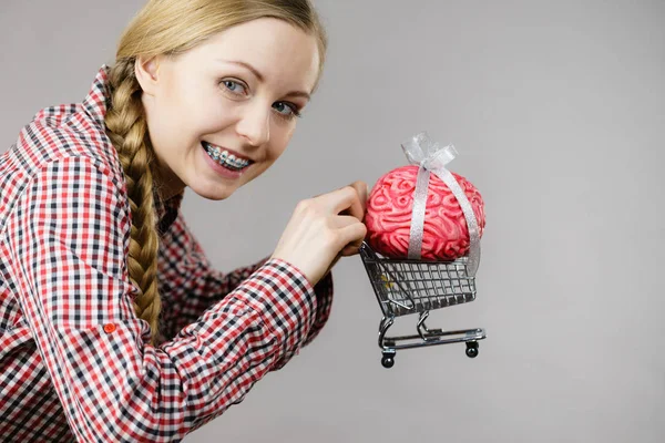 Akıllı alışveriş sepeti tutan kadın — Stok fotoğraf