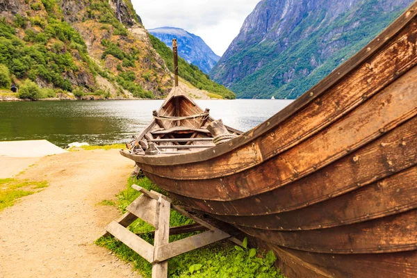 Starý Vikingský člun na břehu fjordu, Norsko — Stock fotografie