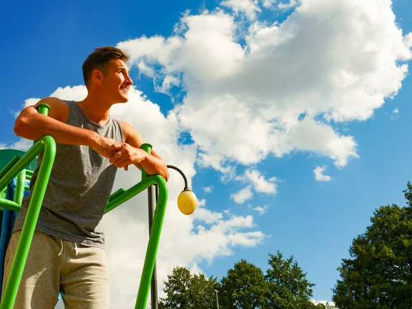 Jonge man ontspannen na outdoor workout — Stockfoto