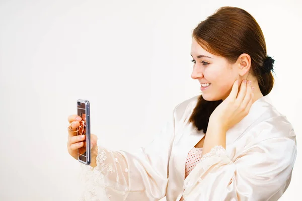 Menina sem maquiagem tirar selfie — Fotografia de Stock