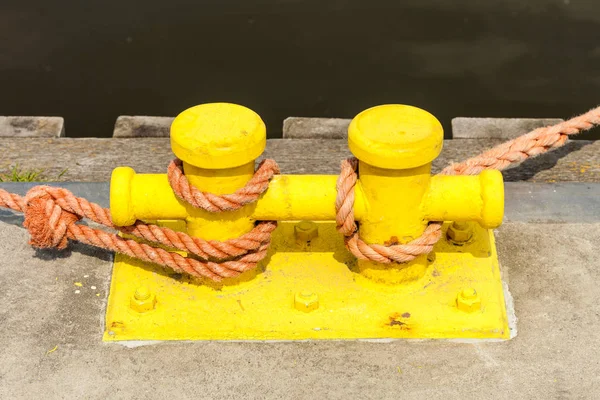 Sailing ropes tied around pins in sunlight — Stock Photo, Image