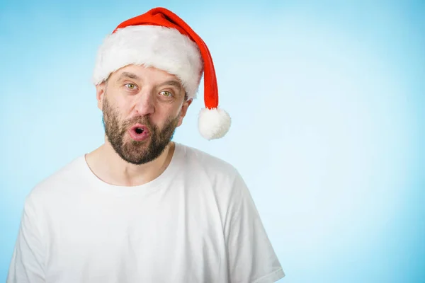Здивований чоловік у капелюсі Санта Клауса — стокове фото
