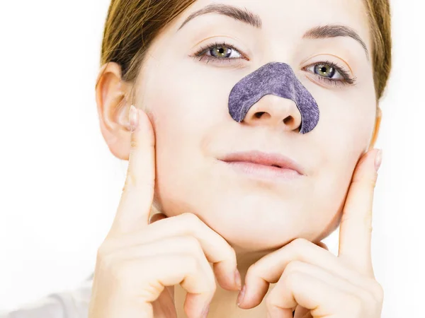 Frau trägt Porenstreifen auf Nase auf — Stockfoto