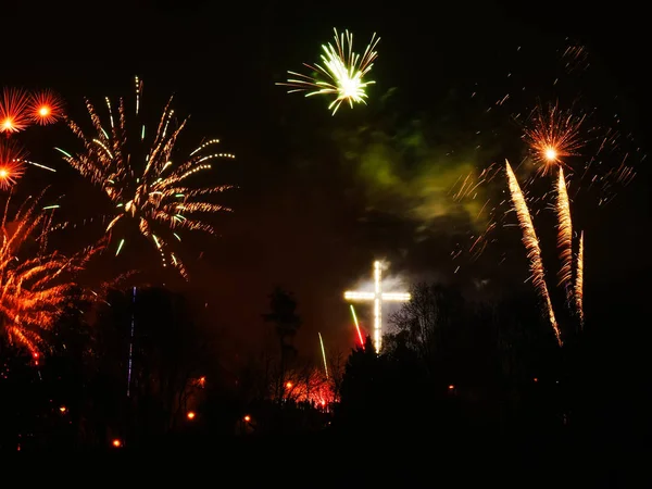 Feux d'artifice colorés pendant la nuit de vacances — Photo