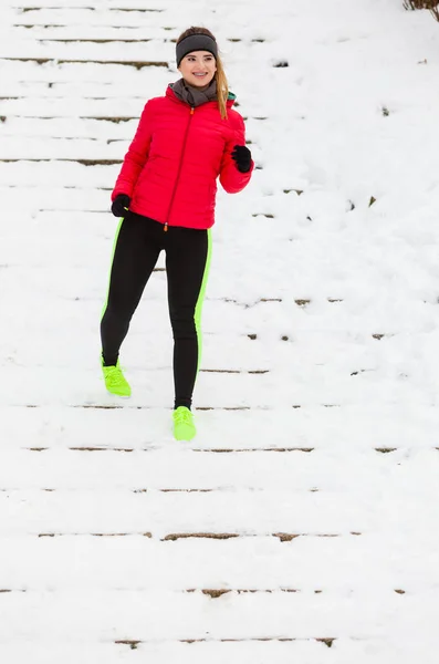 Mulher vestindo sportswear exercitando fora durante o inverno — Fotografia de Stock