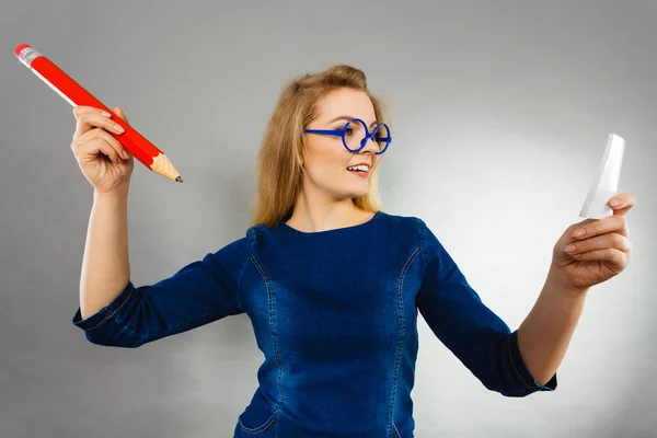 Frau hält großen Bleistift-Zettel in der Hand — Stockfoto