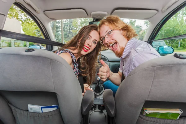 Heureux homme et femme en voiture — Photo