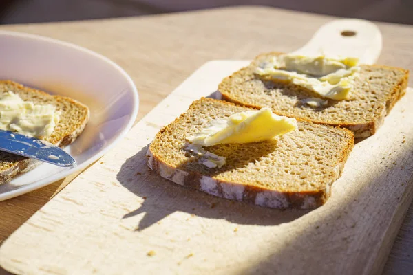 El desayuno. Pan de centeno rebanadas con mantequilla — Foto de Stock