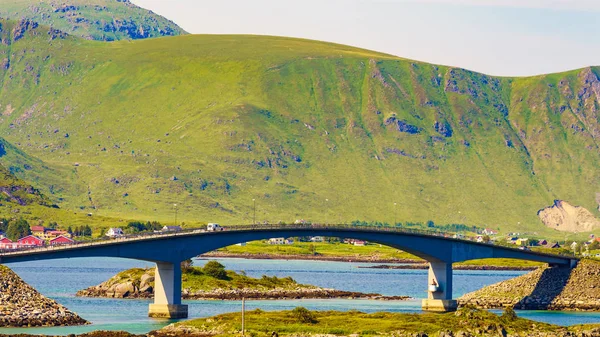 Strada e ponte sul mare., Lofoten Norvegia — Foto Stock