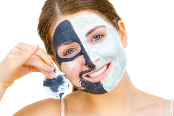Meisje te verwijderen zwarte witte modder masker van gezicht — Stockfoto