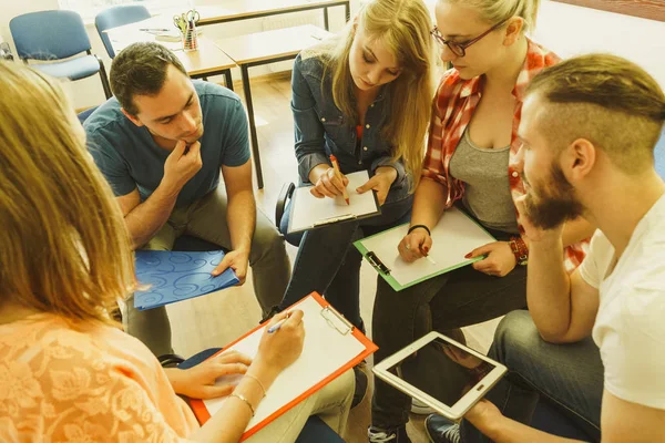 Groep mensen studenten werken samen — Stockfoto