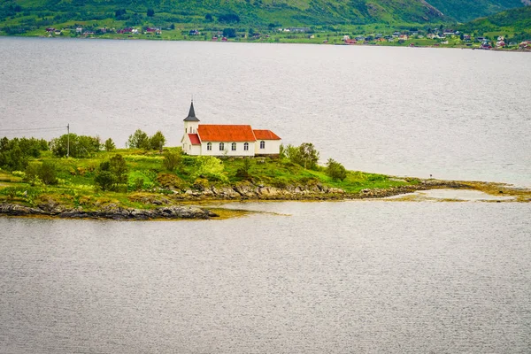 Fjord landschap met kerk. Lofoten Noorwegen — Stockfoto