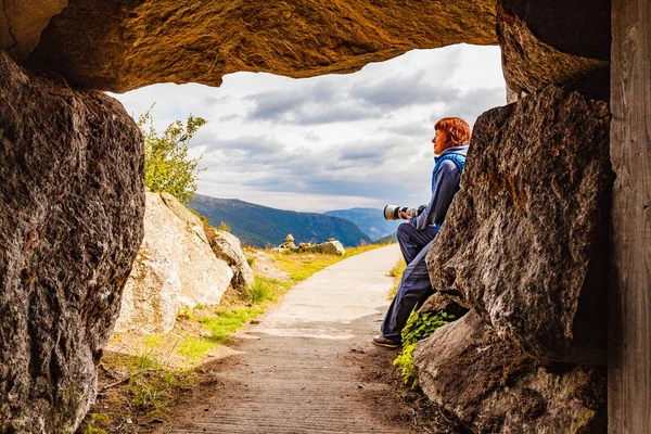 ヴェダハウガン洞窟入り口の観光客, ノルウェー — ストック写真