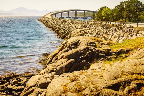 Ponte stradale Bolsoya, paesaggio costiero Norvegia — Foto Stock