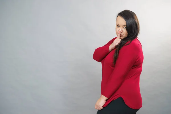 Mujer grande mostrando señal de silencio de mano — Foto de Stock