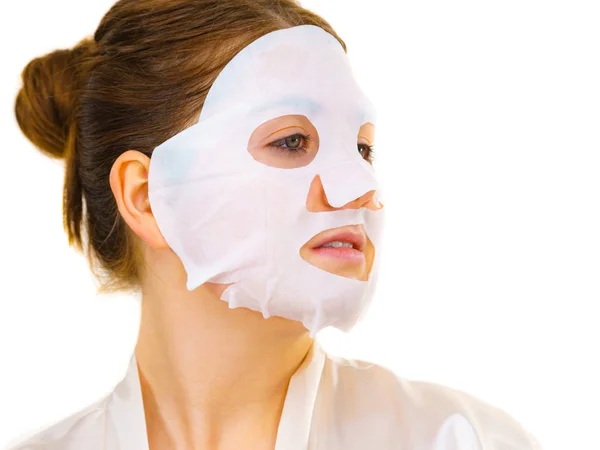 Kvinna som ansöker Sheet mask på ansiktet — Stockfoto