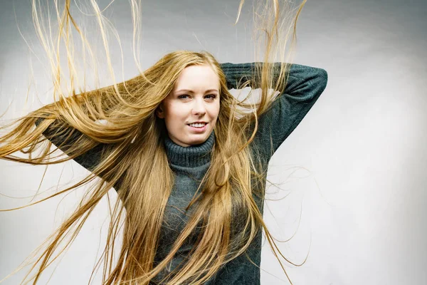 Leende flicka med blåser håret — Stockfoto