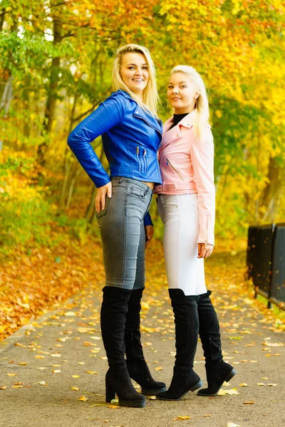 Vrouwtjes dragen modieuze herfst outfits — Stockfoto