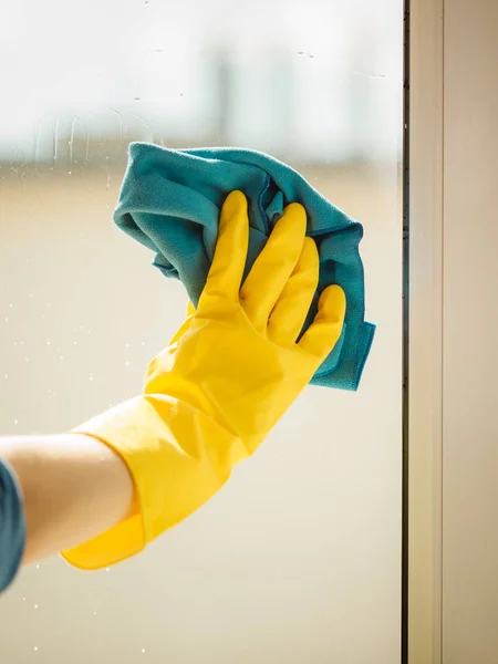 Janela de limpeza das mãos em casa usando pano de detergente — Fotografia de Stock