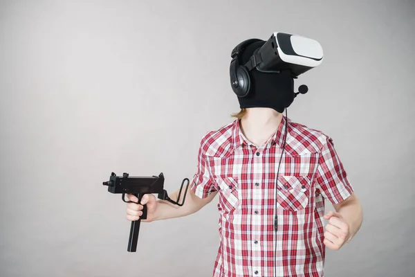 Gamer man wearing VR holding gun — Stock Photo, Image