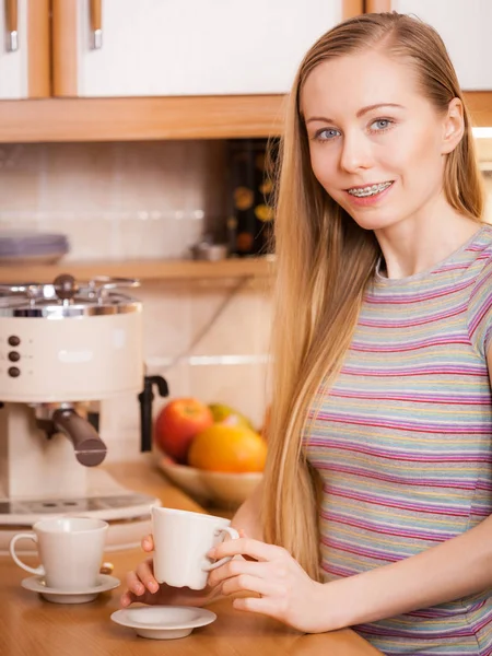 Happy woman holding cup of tea of coffee — Stock Photo, Image