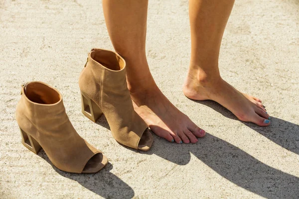 Žena s bosýma nohama na hnědých botách — Stock fotografie
