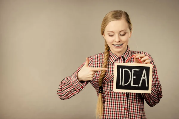 Happy positive woman holding idea sign — Stock Photo, Image