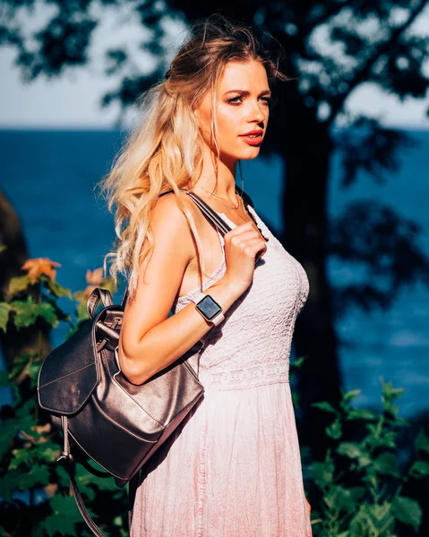 Випадкова дівчина з рюкзаком на морському узбережжі — стокове фото