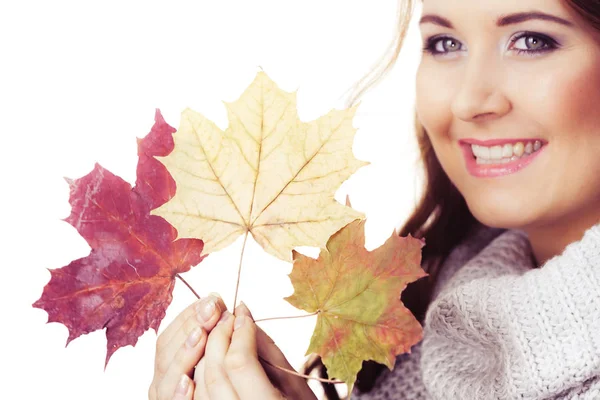 Smiling woman holding colorful maple leaves — ストック写真