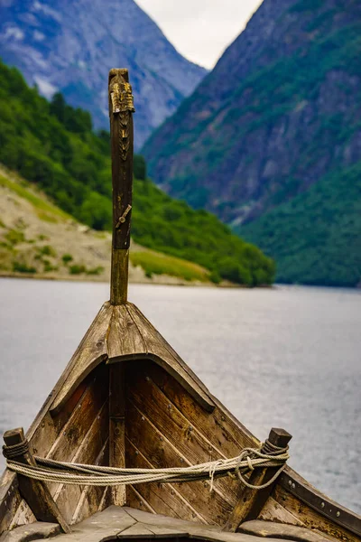 Starý Vikingský člun na břehu fjordu, Norsko — Stock fotografie