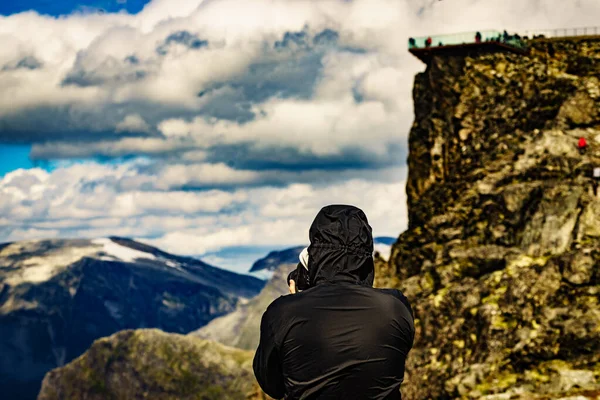 노르웨이 산 사진을 찍는 관광객 — 스톡 사진