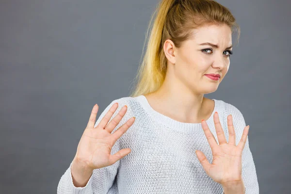Frau leugnet etwas, zeigt Stopp-Geste mit den Händen — Stockfoto