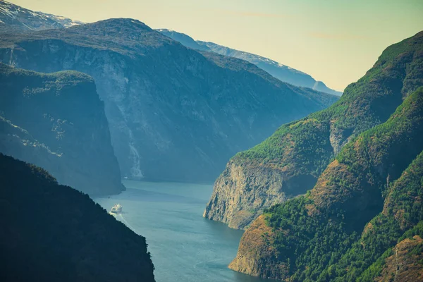 Cruiseschip op fjord in Noorwegen — Stockfoto