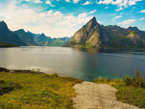 Fjord- und Gebirgslandschaft. Norwegen auf den Lofoten — Stockfoto