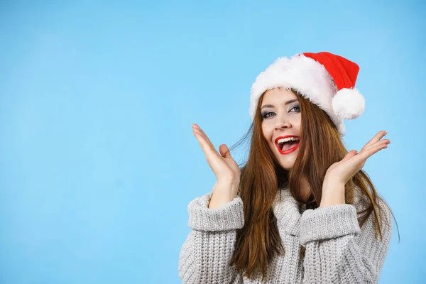 Divertente donna sorpresa a Natale cappello di Babbo Natale — Foto Stock
