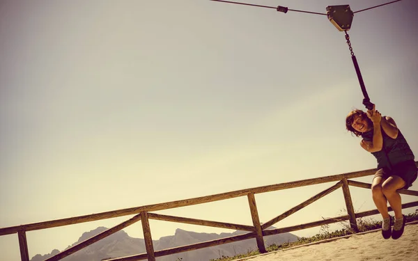 Erwachsene Frau hat Spaß auf der Zipline — Stockfoto