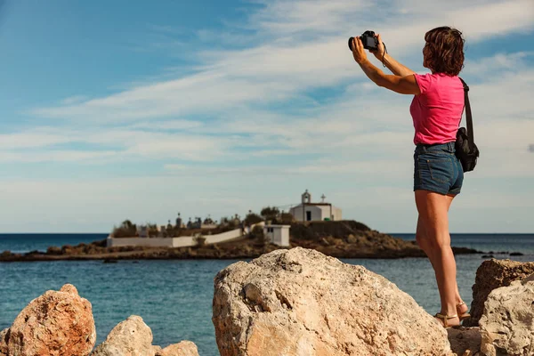 Turysta zrobić zdjęcie z Agios Fokas Peloponnese Grecja — Zdjęcie stockowe