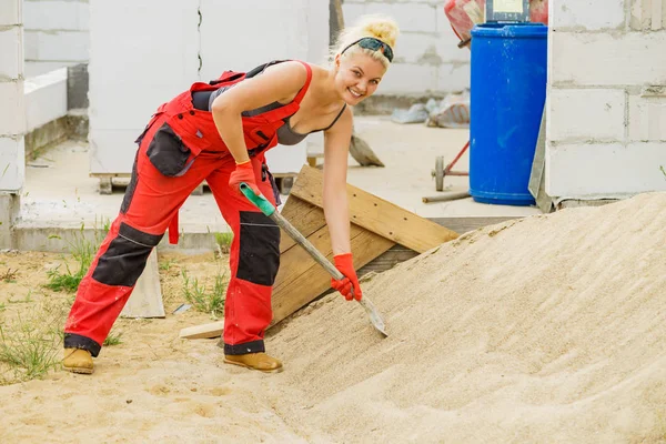 Женщина использует лопату на месте сужения — стоковое фото