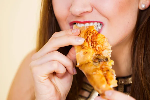 女性食べる熱いピザのスライス — ストック写真
