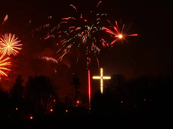 Πολύχρωμα πυροτεχνήματα το βράδυ των διακοπών — Φωτογραφία Αρχείου