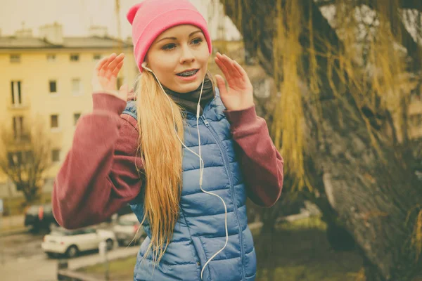 Sportig tonårsflicka i Lyssna på musik utomhus. — Stockfoto