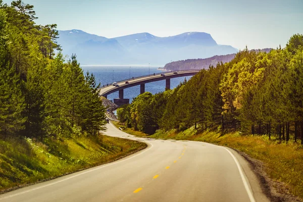 Yol köprüsü Bolsoya, sahil manzara Norveç — Stok fotoğraf
