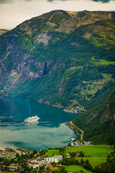 Fjord Geirangerfjord s výletní lodí, Norsko. — Stock fotografie