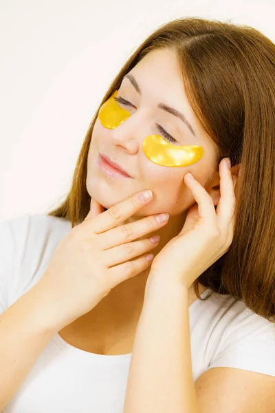 Mulher com manchas de ouro sob os olhos — Fotografia de Stock