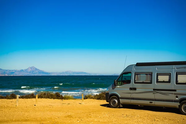 Camper van op het strand, kamperen op de natuur — Stockfoto