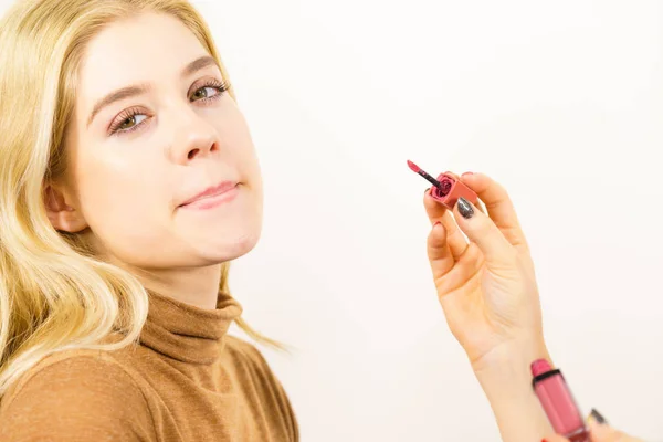 Žena použití rtěnky nebo lip gloss — Stock fotografie